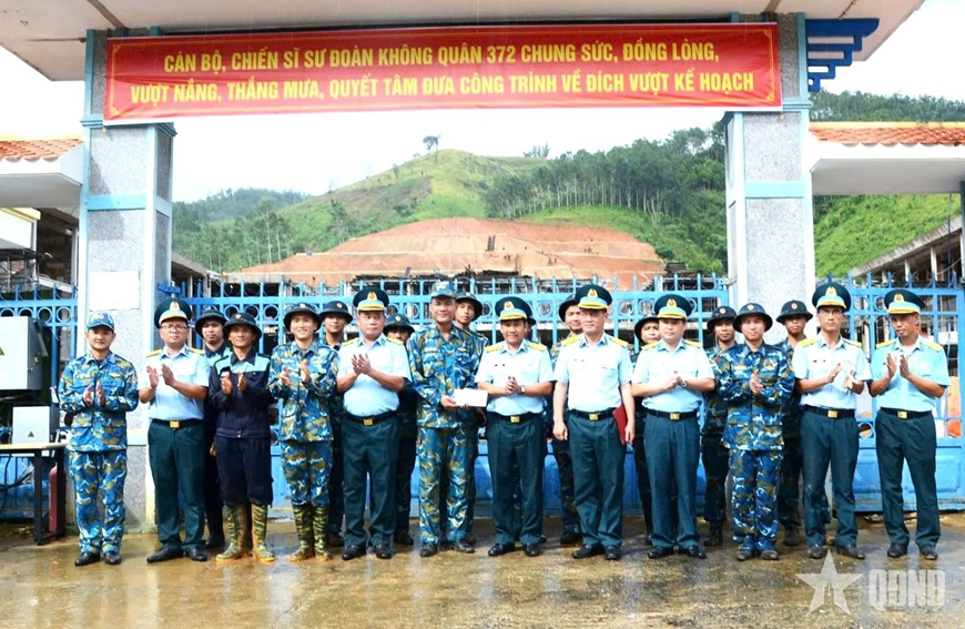 Sư đoàn 372 chung sức xây dựng trường học vùng biên giới